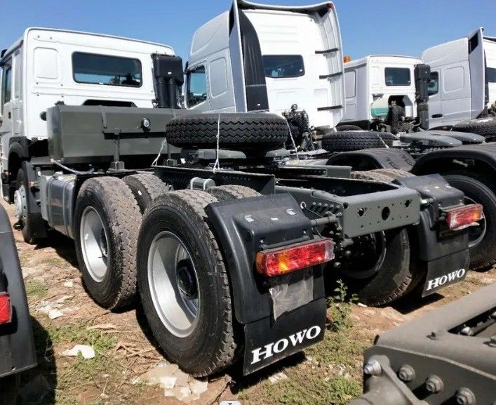 Kraftvolle Cummins 400 PS Linksgetriebe 10 Reifen 6x4 Sinotruk Hohan Kopf Traktor