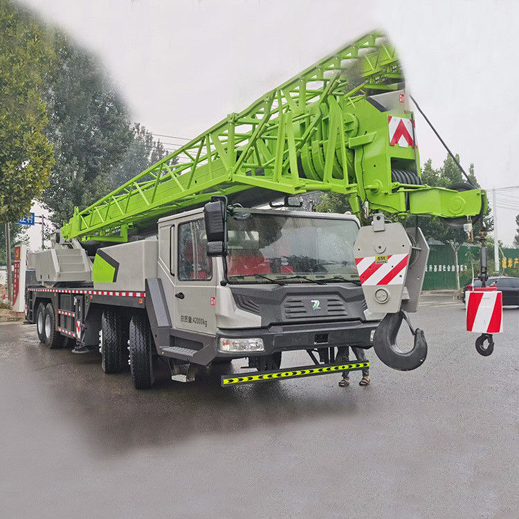 25 Tonnen mobiler Kran in Malaysia Zoomlion 130 Tonnen Lkw-Kran für verschiedene Anwendungen