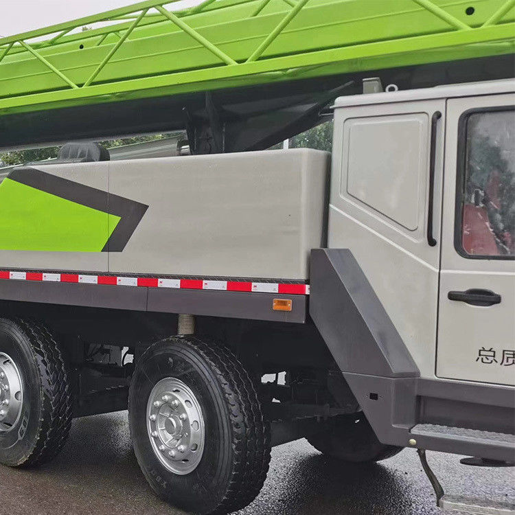 25 Tonnen mobiler Kran in Malaysia Zoomlion 130 Tonnen Lkw-Kran für verschiedene Anwendungen