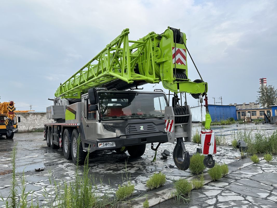 25 Tonnen mobiler Kran in Malaysia Zoomlion 130 Tonnen Lkw-Kran für verschiedene Anwendungen