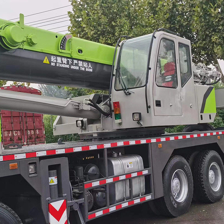 25 Tonnen mobiler Kran in Malaysia Zoomlion 130 Tonnen Lkw-Kran für verschiedene Anwendungen