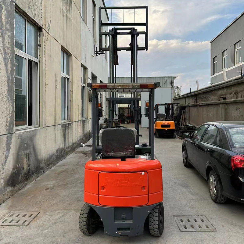 In gutem Zustand 1,5 Tonnen schwerer elektrischer Gabelstapler, der zum Heben von 1500 kg mit 0,4/0,6 m/s verwendet wird