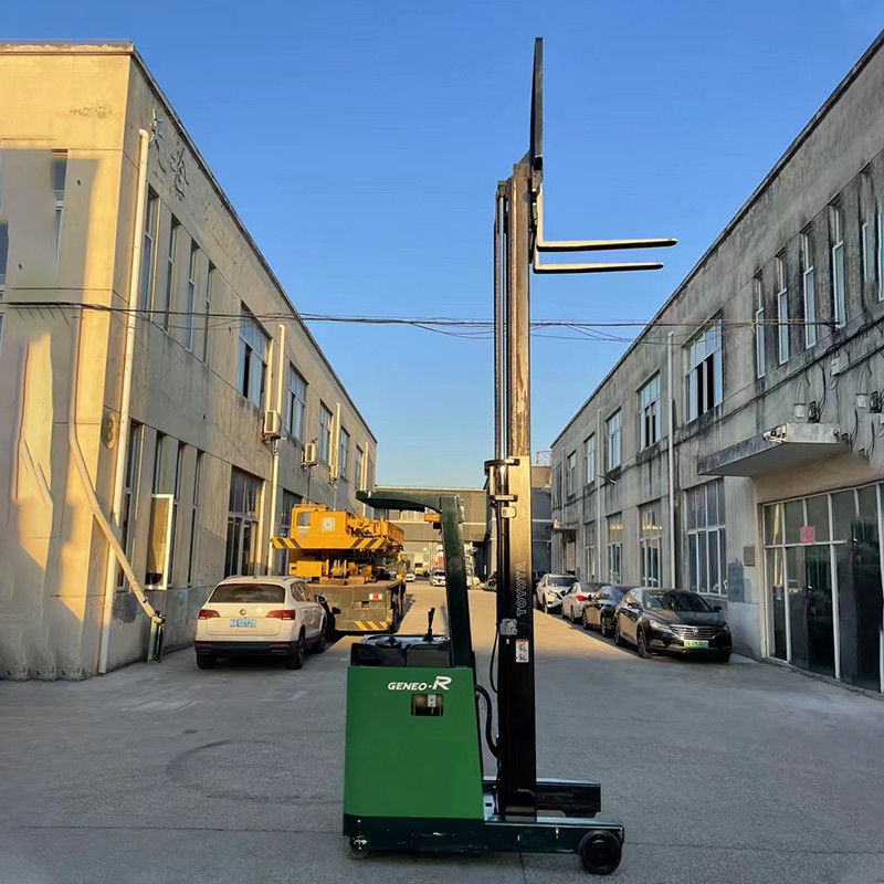 Schiebefeste Geländefahrreifen mit hoher Reichweite Selbstladen tragbarer elektrischer Gabelstapler für 1,5 Tonnen