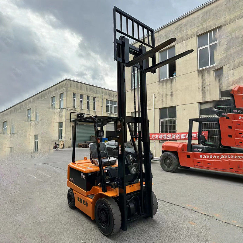 Elektrische Gabelstapler 4x4 2 Tonnen mit rutschfesten Geländereifen und Gabellänge 1070 mm