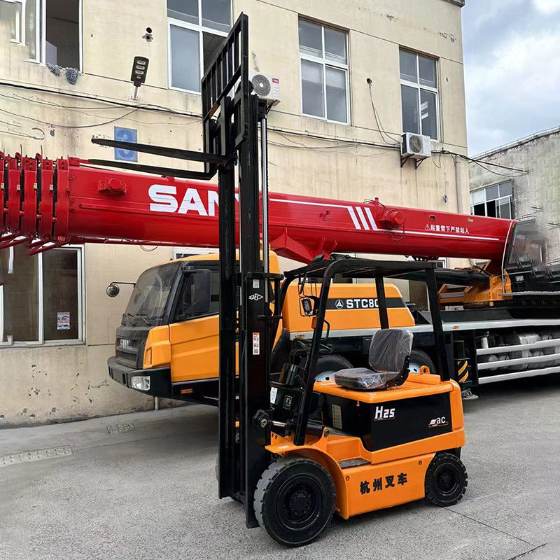 Elektrische Gabelstapler 4x4 2 Tonnen mit rutschfesten Geländereifen und Gabellänge 1070 mm
