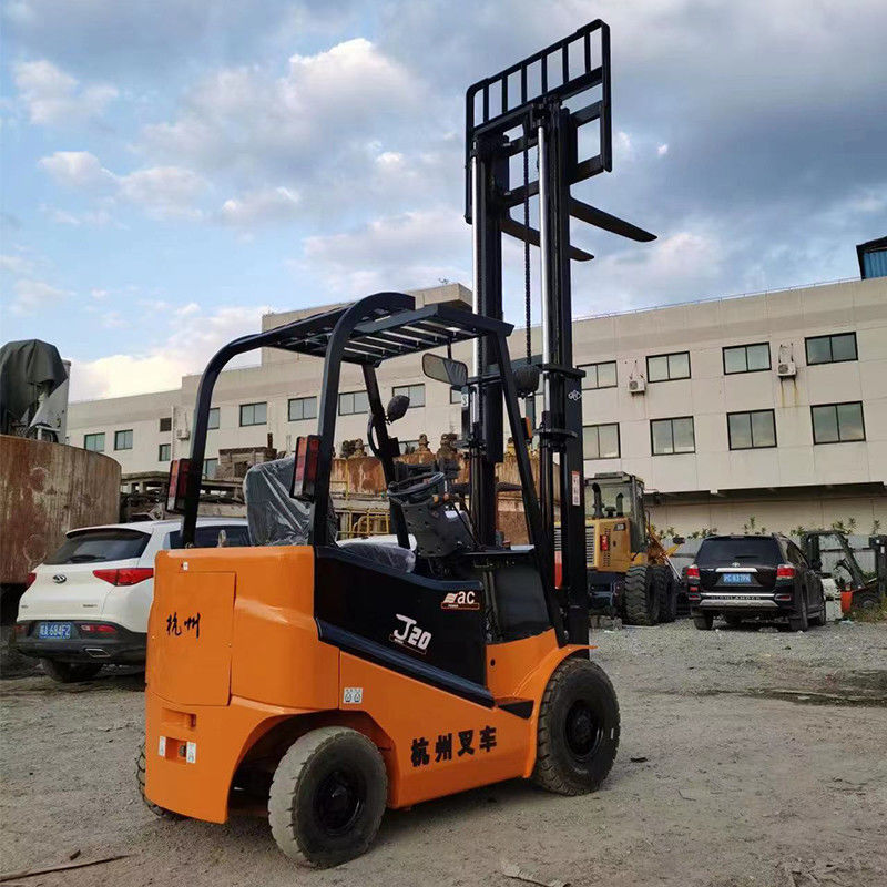 Elektrische Gabelstapler 4x4 2 Tonnen mit rutschfesten Geländereifen und Gabellänge 1070 mm