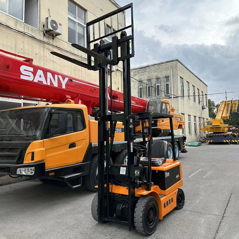 Elektrische Gabelstapler 4x4 2 Tonnen mit rutschfesten Geländereifen und Gabellänge 1070 mm