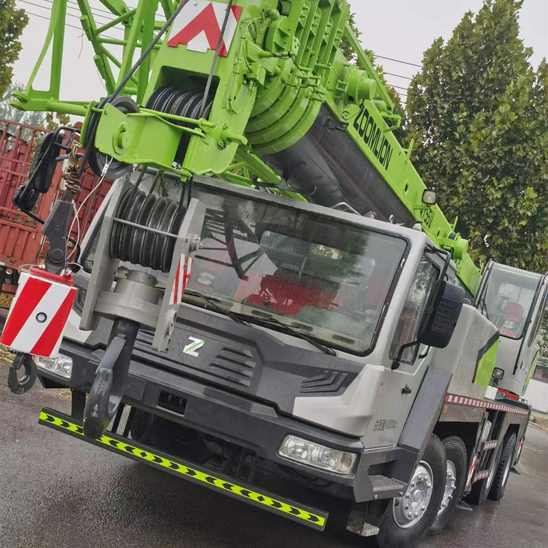 Gebrauchtes Zoomlion-Kranfahrzeug 55 Tonnen Teleskop-Hydraulikkran mit 8-Zylinder-Dieselmotor