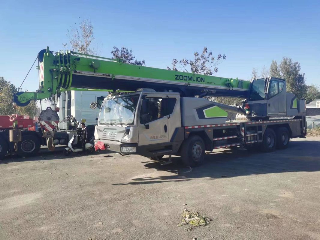 Good Zoomlion 25-Tonnen-Lkw-Kran mit grünem Design und maximaler Betriebsgeschwindigkeit von 80 km/h