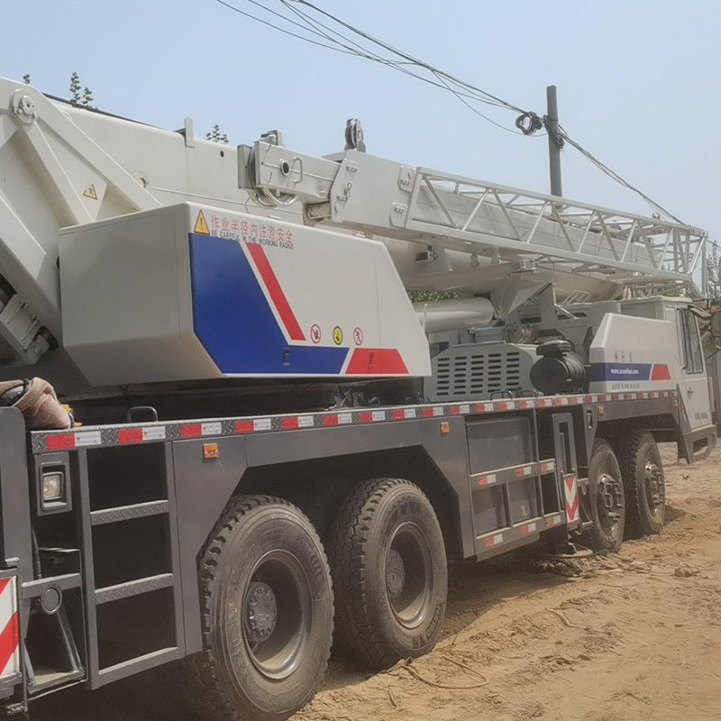 China verkauft Zoomlion-Kran QY50 mit Arbeitszeit 40001-50000 und Klappfunktion