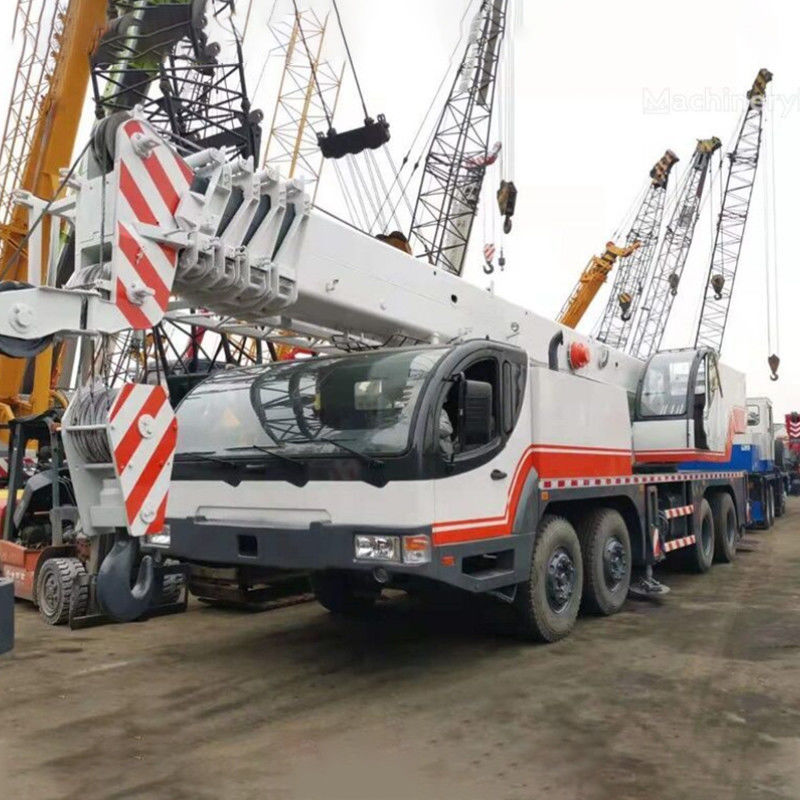 China verkauft Zoomlion-Kran QY50 mit Arbeitszeit 40001-50000 und Klappfunktion