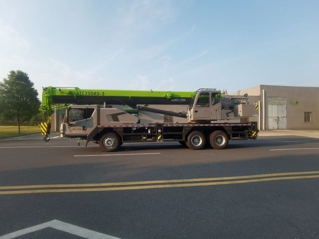 Grüner mobiler Lkw-Kran 25 Tonnen Kapazität 41m Hebhöhe für den Bau verwendet