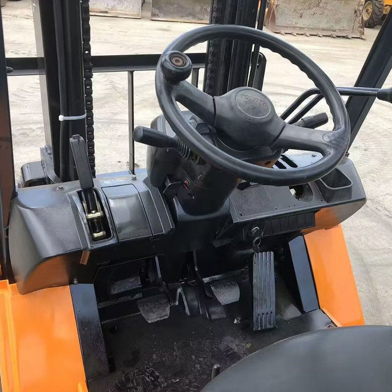 2WD 4WD 3 Tonnen Toyota Gebraucht Gabelstapler mit 2 Stufenmast und 24V Gabelstapler Drehgabeln