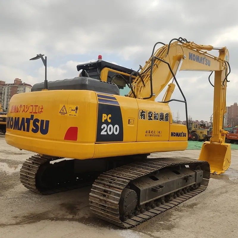 Gebrauchtes Komatsu PC200-8 Bagger in Originalfarbe mit Hydraulikzylinder