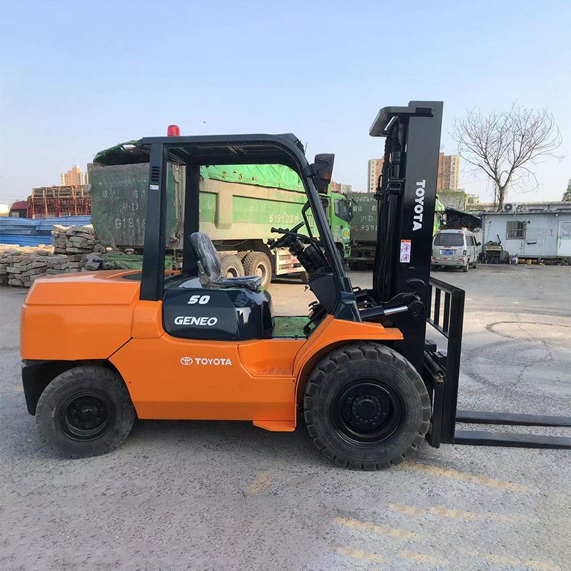 Gebraucht 5 Tonnen schwerer Diesel-Forklift mit Automatikgetriebe mit Vierradantrieb und Forkbreite 125