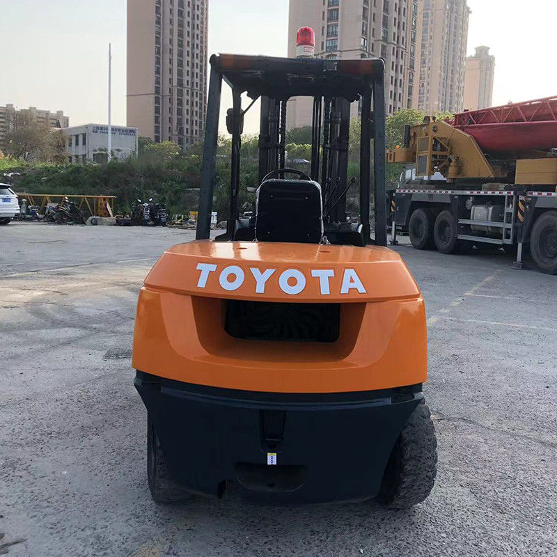 Gebraucht 5 Tonnen schwerer Diesel-Forklift mit Automatikgetriebe mit Vierradantrieb und Forkbreite 125