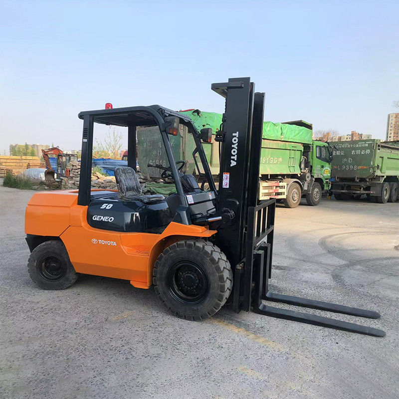 Gebraucht 5 Tonnen schwerer Diesel-Forklift mit Automatikgetriebe mit Vierradantrieb und Forkbreite 125