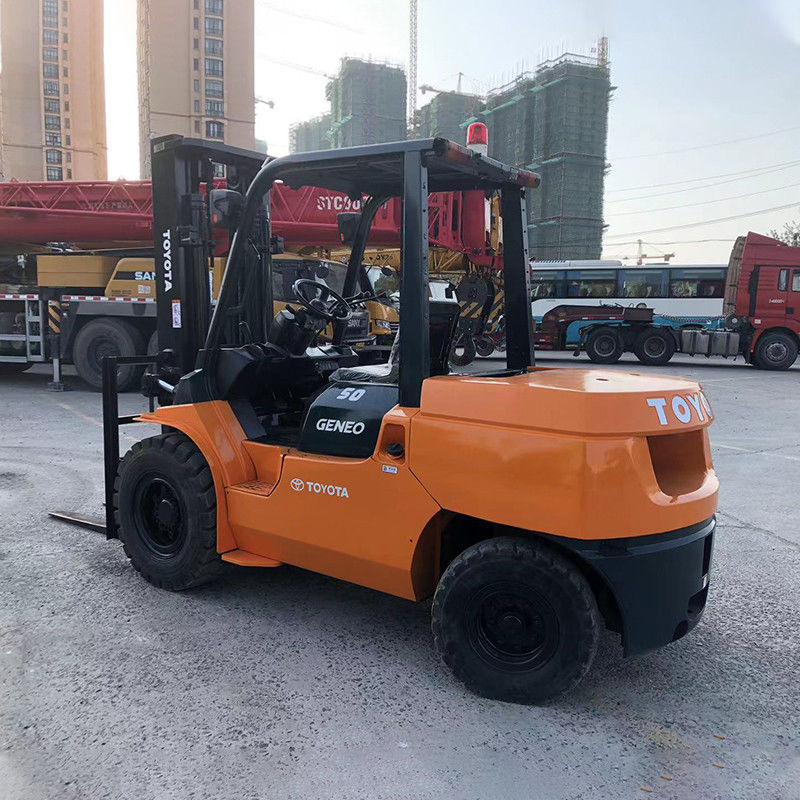 Gebraucht 5 Tonnen schwerer Diesel-Forklift mit Automatikgetriebe mit Vierradantrieb und Forkbreite 125