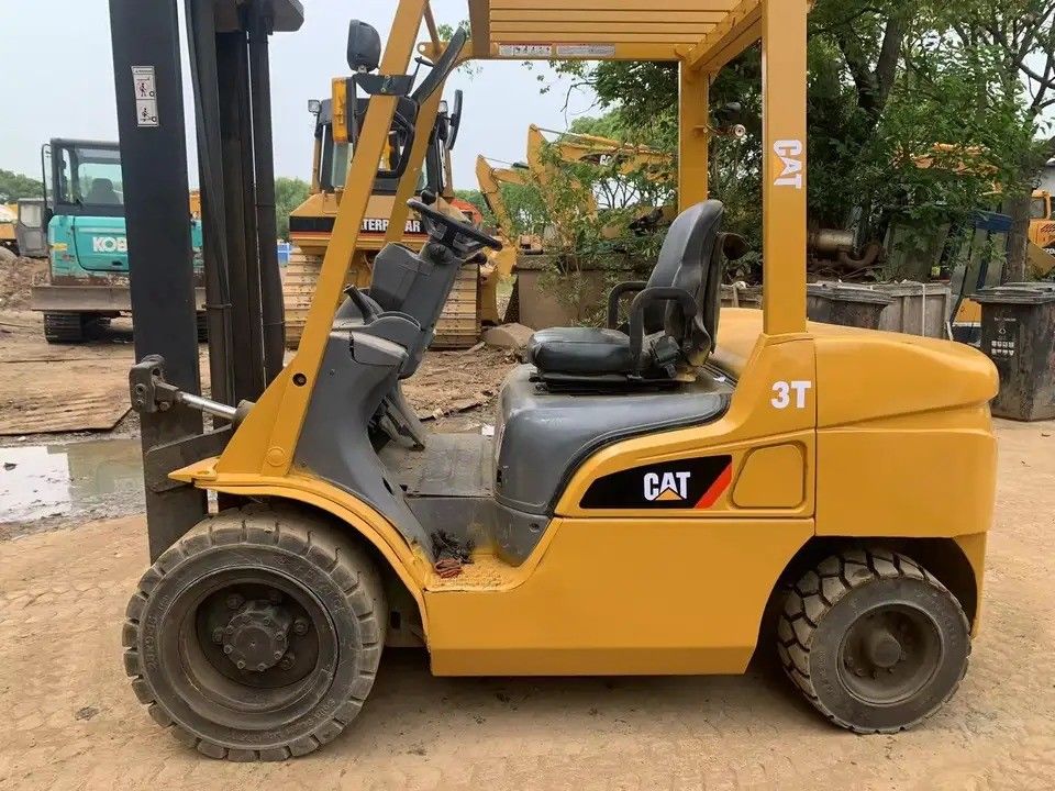 Gebrauchtes 3-Tonnen-Hofwerkzeug CAT FD30 Diesel-Gabelstapler, geeignet für schwere Aufgaben