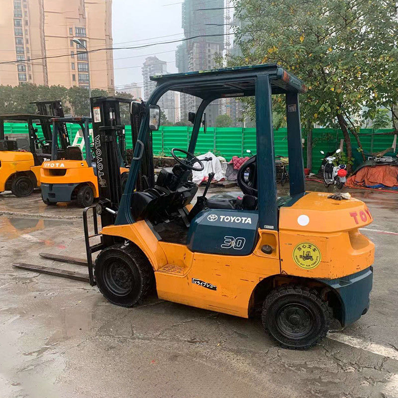3000 kg Gewichtshebewerkzeuge Triplex 3t Diesel-Forklift mit Seitenweg in Pakistan