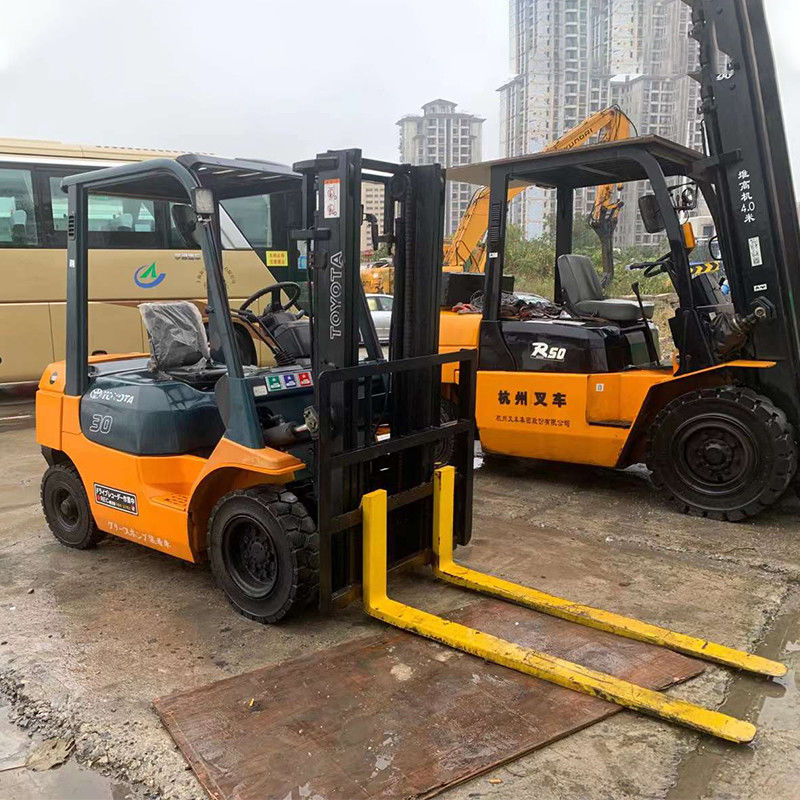 3000 kg Gewichtshebewerkzeuge Triplex 3t Diesel-Forklift mit Seitenweg in Pakistan