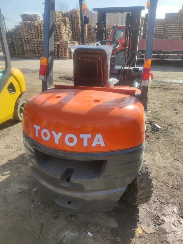 3000 kg Leichtgewichts-Forklift aus Japan mit Dieselmotor und Schwerpunkt 500 mm