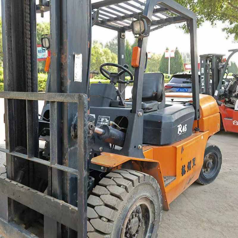 4.5 Tonnen Diesel-Forklift 4WD Ideal für verschiedene Arbeitsumgebungen und Aufgaben