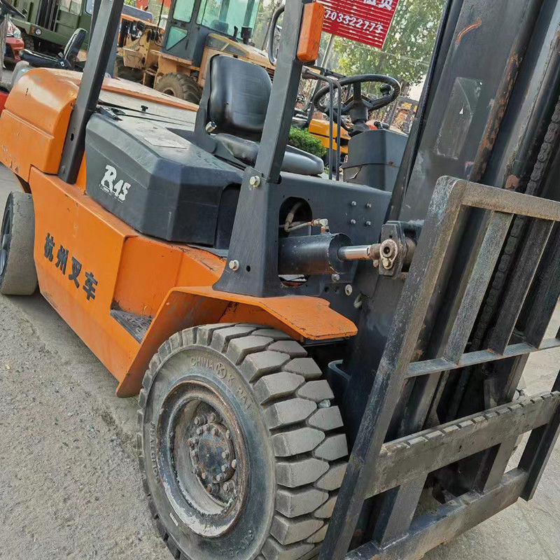 4.5 Tonnen Diesel-Forklift 4WD Ideal für verschiedene Arbeitsumgebungen und Aufgaben