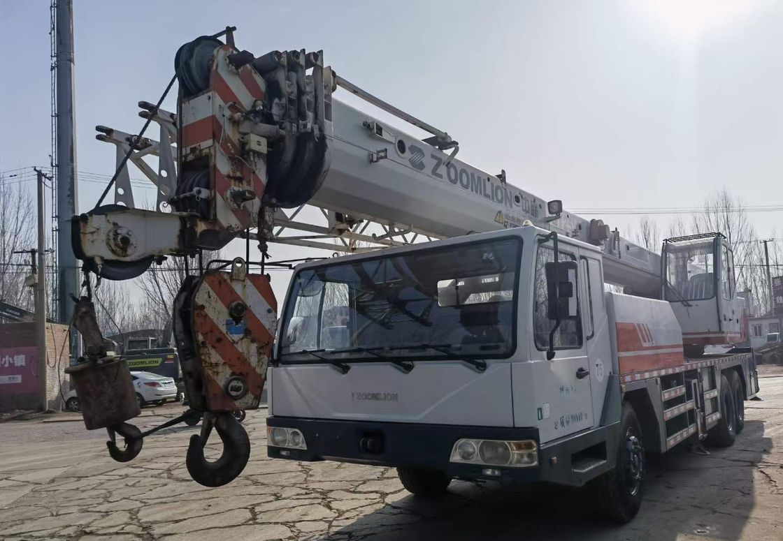 Gebrauchtes Zoomlion 80 Tonnen Kranichtruck x3000 Max. Hebhöhe 42,3M Arbeitsstunden 2001-4000