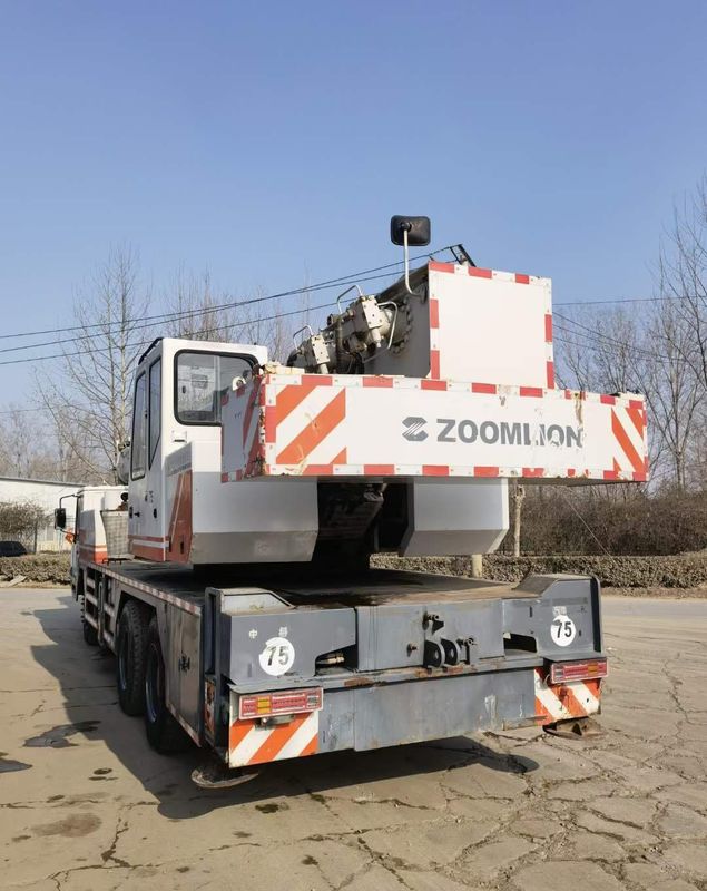 Gebrauchtes Zoomlion 80 Tonnen Kranichtruck x3000 Max. Hebhöhe 42,3M Arbeitsstunden 2001-4000