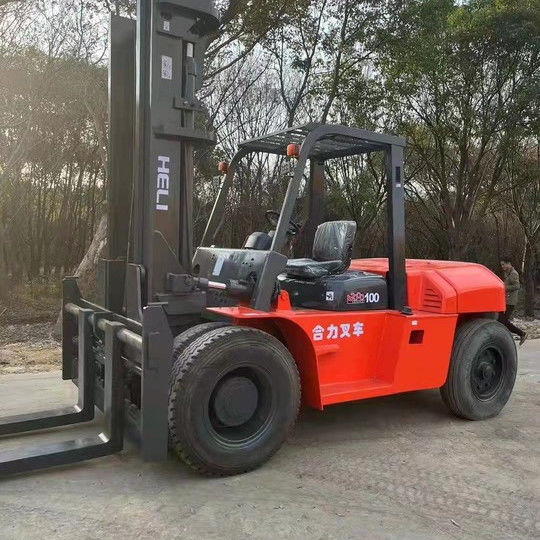 Ein gebrauchtes chinesisches HELI 10 Tonnen Diesel Gabelstapler mit Seitenschalter, dem viele Unternehmen vertrauen