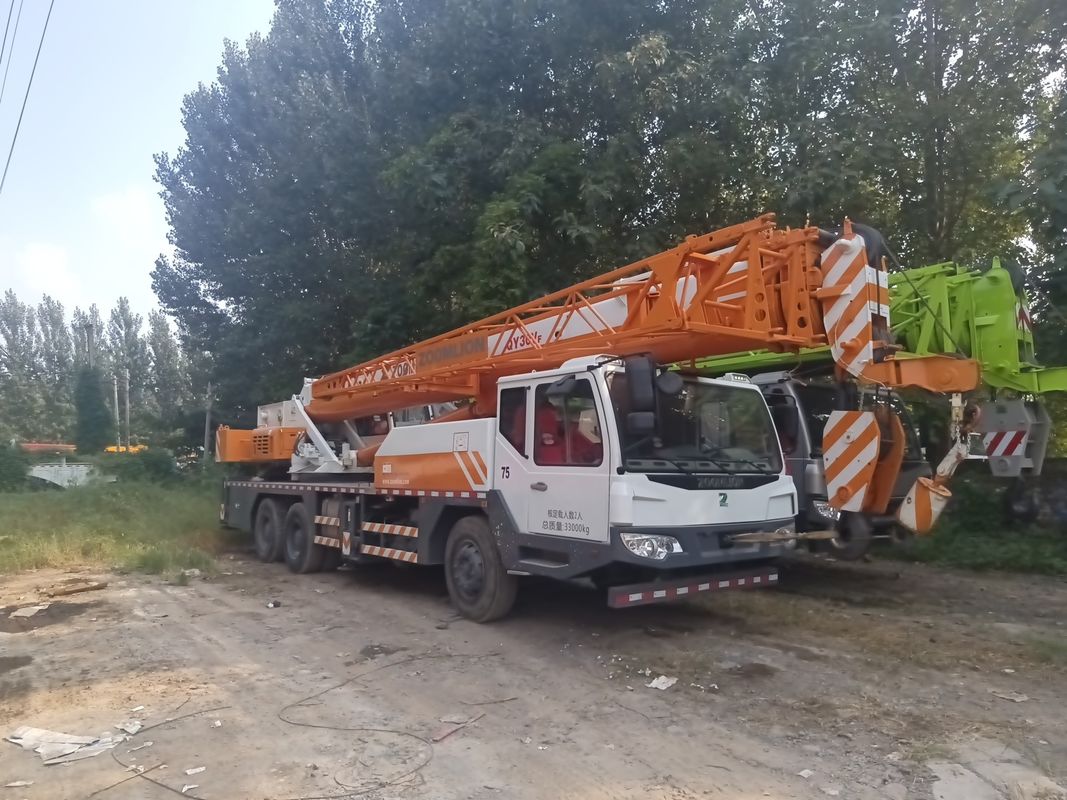 Gebrauchtes Lkw-Kran mit einem Mindestdrehbereich von 10,5 m Zoomlion-Kran 30 Tonnen 35 Tonnen