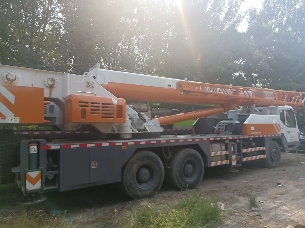 Gebrauchtes Lkw-Kran mit einem Mindestdrehbereich von 10,5 m Zoomlion-Kran 30 Tonnen 35 Tonnen