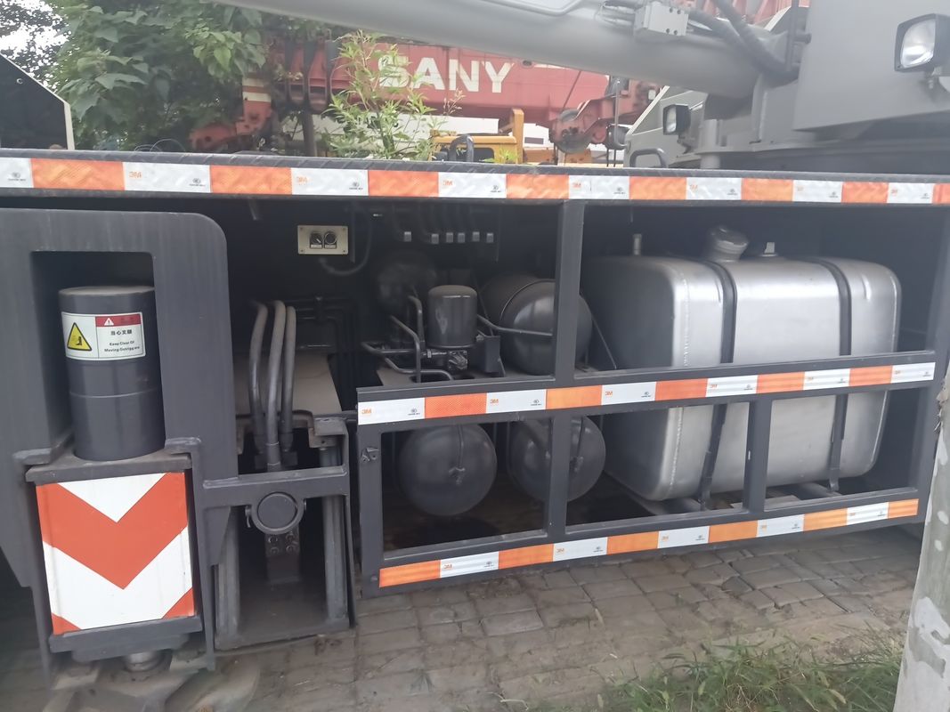 Gebrauchtes Lkw-Kran mit einem Mindestdrehbereich von 10,5 m Zoomlion-Kran 30 Tonnen 35 Tonnen