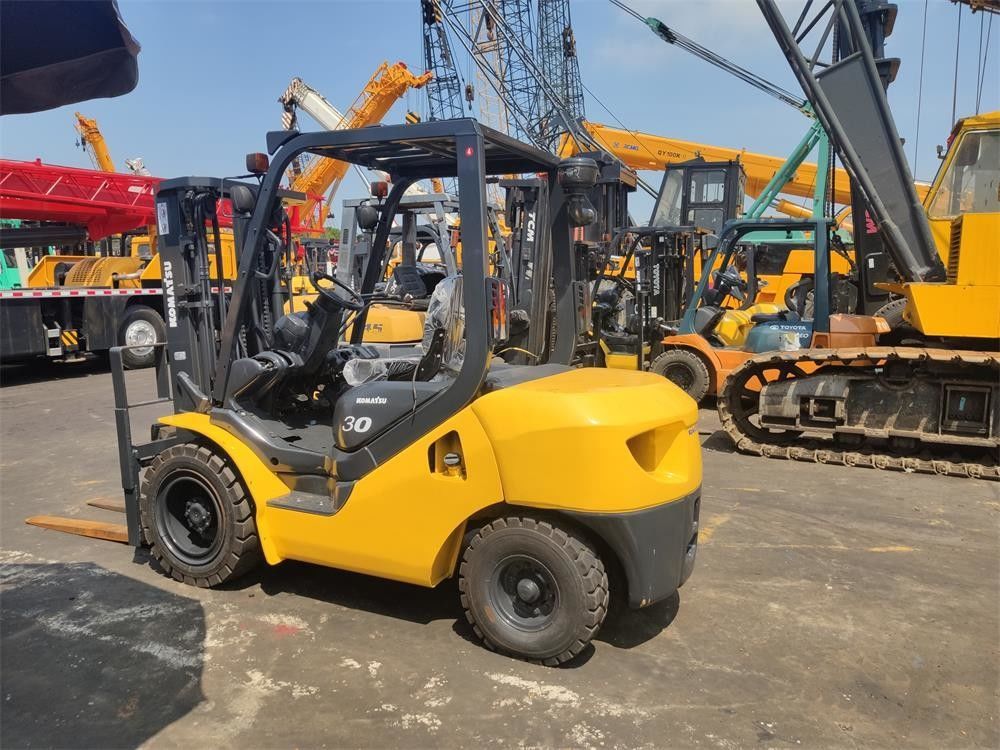3000 kg Hebwerkzeuge in gutem Zustand Komatsu Gabelstapler für Ihre Geschäftstätigkeit