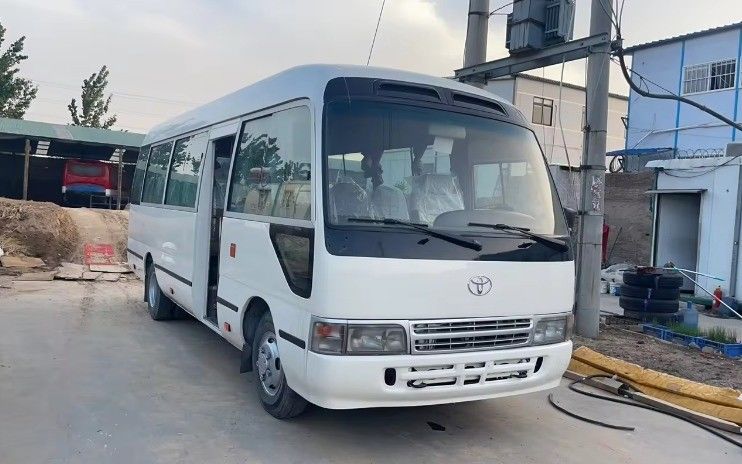 Erschwinglicher Linkslenker Toyota Coaster Bus mit 9.00R20 Reifen und 113/5200 Max Power