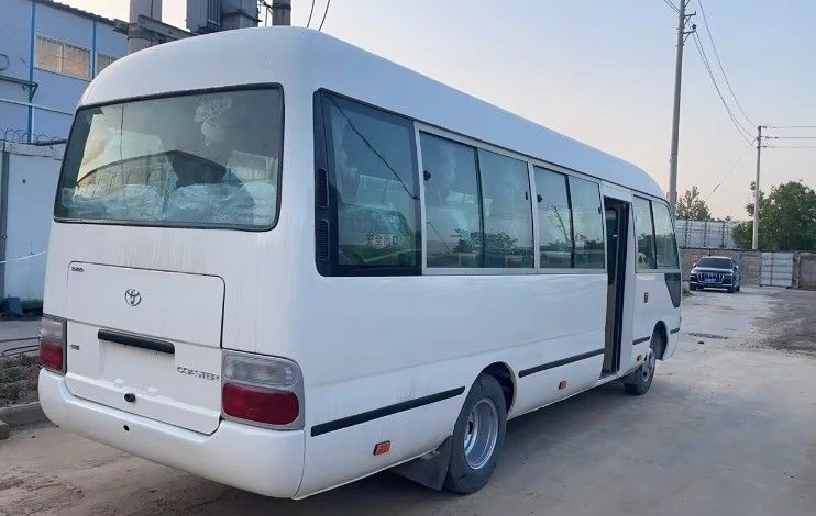 Erschwinglicher Linkslenker Toyota Coaster Bus mit 9.00R20 Reifen und 113/5200 Max Power