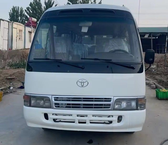 Erschwinglicher Linkslenker Toyota Coaster Bus mit 9.00R20 Reifen und 113/5200 Max Power