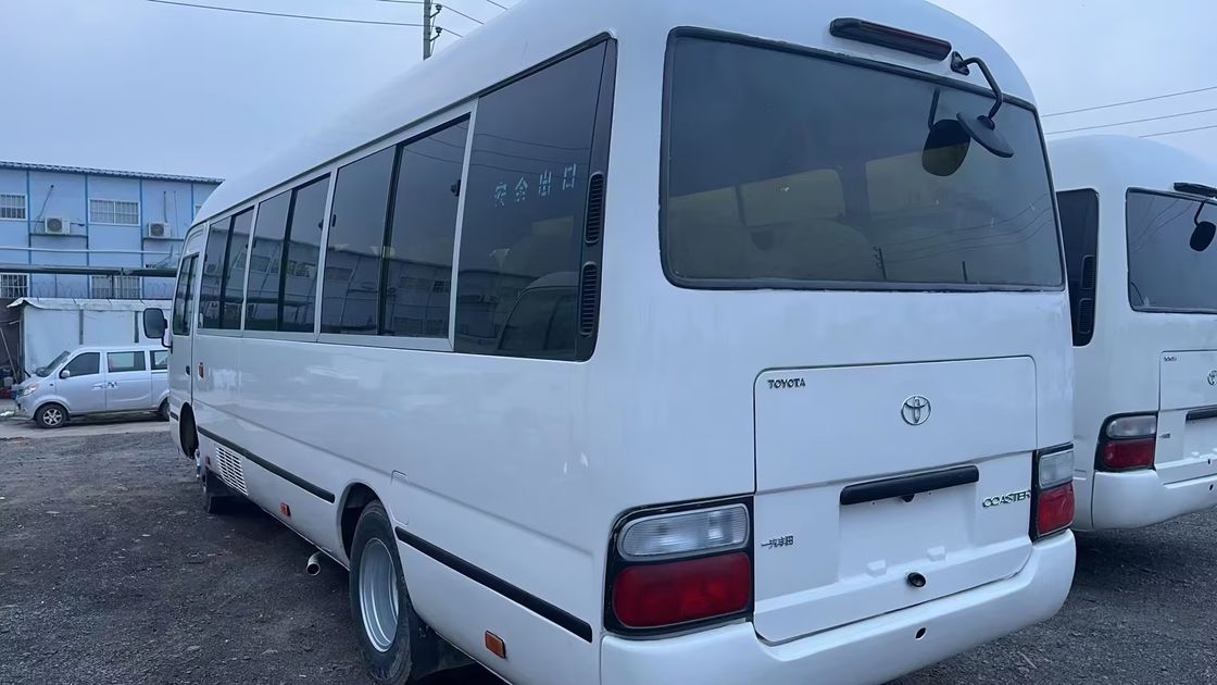 Linksgetriebener Toyota Coaster Bus mit 9.00R20 Reifen und 4L Motorkapazität