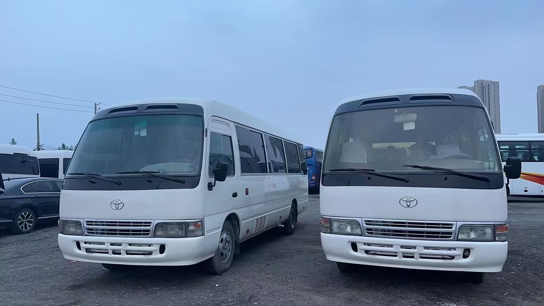 Linksgetriebener Toyota Coaster Bus mit 9.00R20 Reifen und 4L Motorkapazität