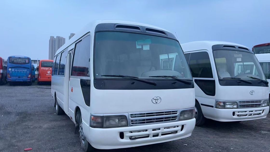 Linksgetriebener Toyota Coaster Bus mit 9.00R20 Reifen und 4L Motorkapazität