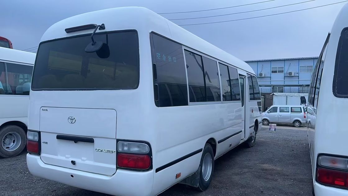 Linksgetriebener Toyota Coaster Bus mit 9.00R20 Reifen und 4L Motorkapazität