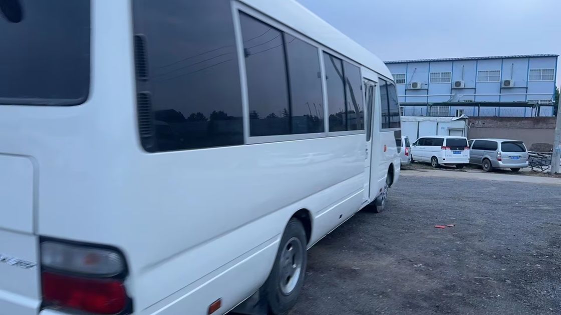 Linksgetriebener Toyota Coaster Bus mit 9.00R20 Reifen und 4L Motorkapazität