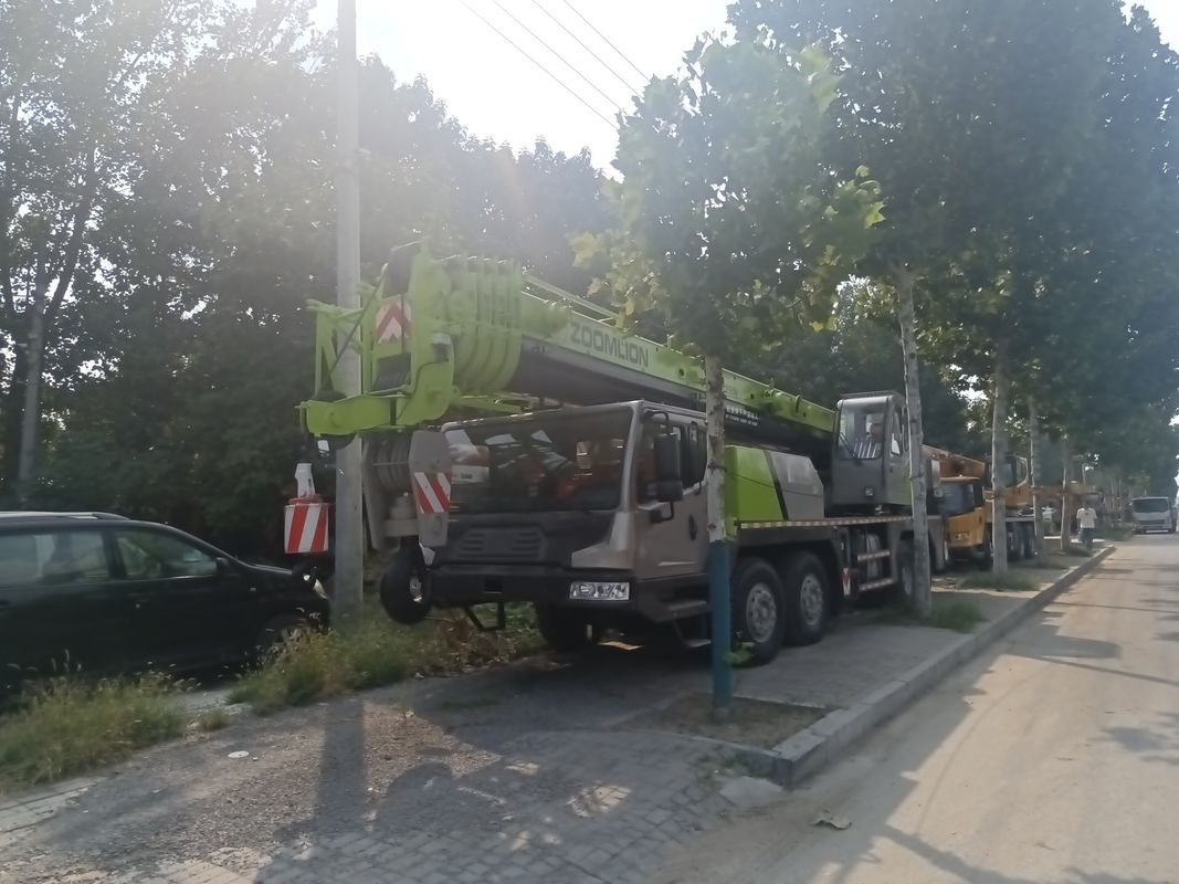Gebrauchtes Maschinenkranichtyp Teleskop-Rechteckkranichtyp 50 Tonnen 55 Tonnen Zoomlion-Lkw-Kran