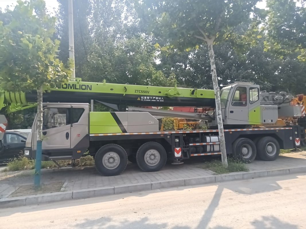 Gebrauchtes Maschinenkranichtyp Teleskop-Rechteckkranichtyp 50 Tonnen 55 Tonnen Zoomlion-Lkw-Kran