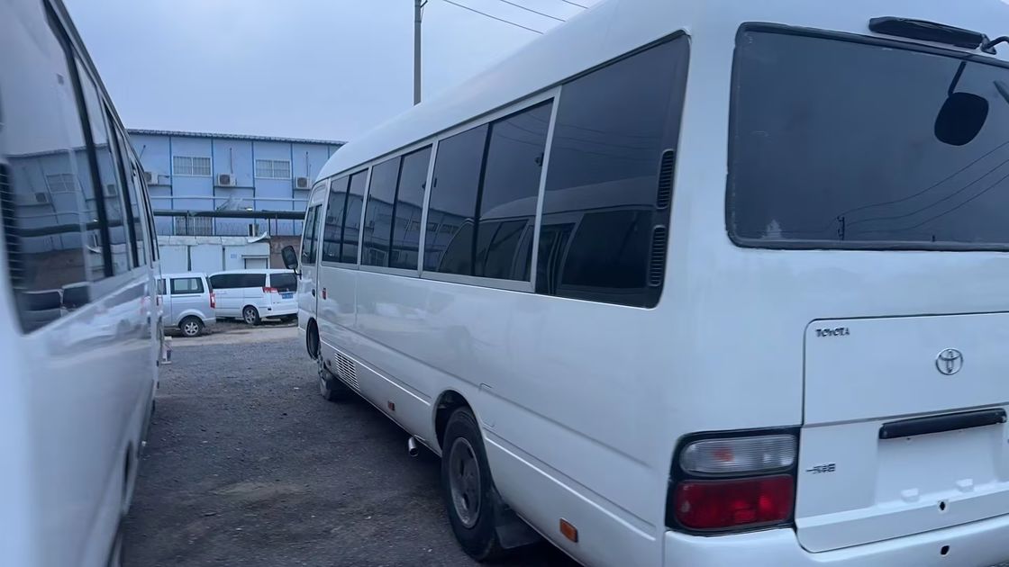 Linksgetriebener Toyota Coaster Bus mit Linksgetrieb und 7005*2040*2785mm Maße