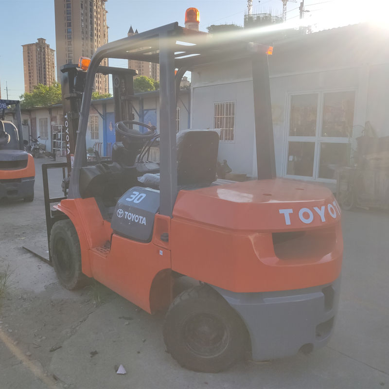 3 Tonnen Diesel Gabelstapler Toyota FD30 für Bau und Landwirtschaft 2001-4000 Arbeitszeiten