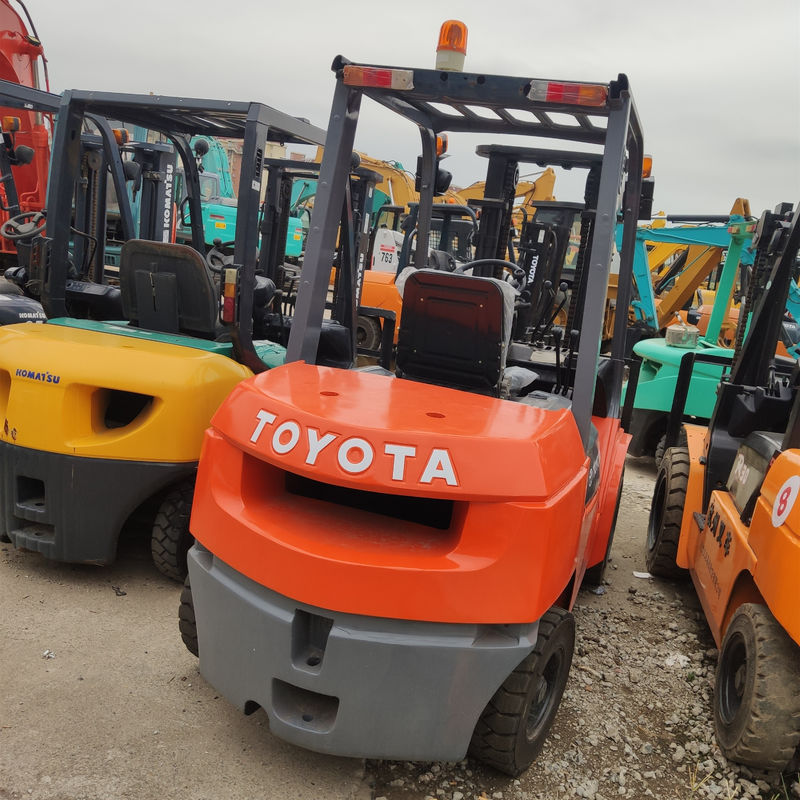 3 Tonnen Toyota Diesel Gabelstapler mit und Ladekapazität 3 Tonnen Arbeitsstunden 2001-4000