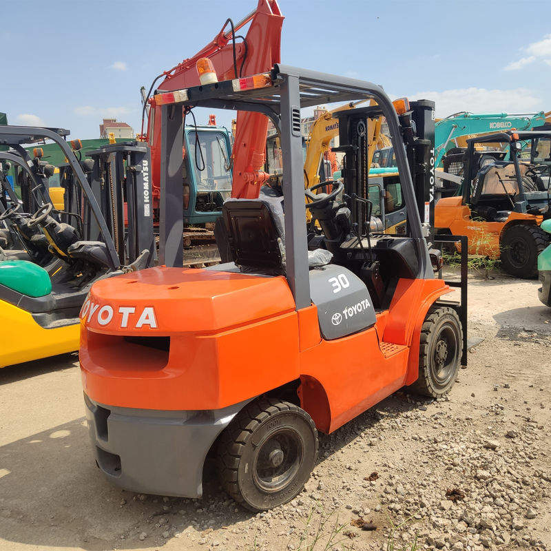 3 Tonnen Toyota Diesel Gabelstapler mit und Ladekapazität 3 Tonnen Arbeitsstunden 2001-4000