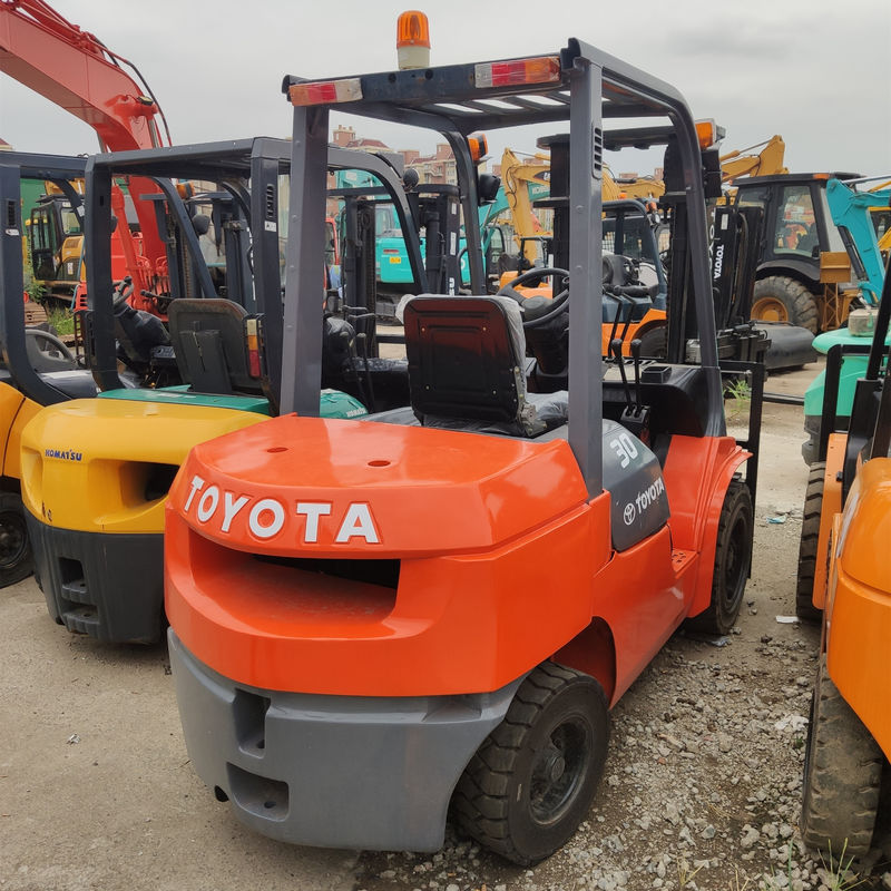 3 Tonnen Toyota Diesel Gabelstapler mit und Ladekapazität 3 Tonnen Arbeitsstunden 2001-4000